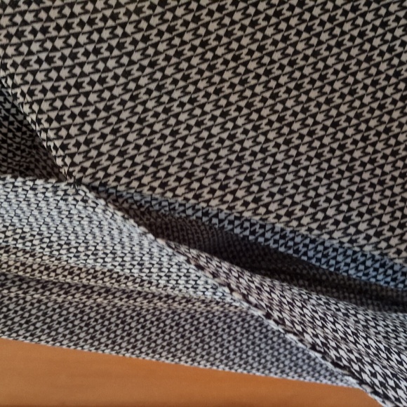 Max Studio Black and White Blouse Hi-Lo Lightweight Faux Wrap Blouse Size Small - Picture 6 of 9